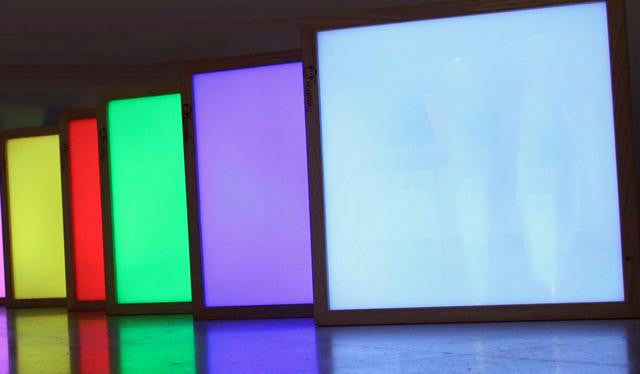 Mesa de luz led 16 colores. Material Reggio Emilia